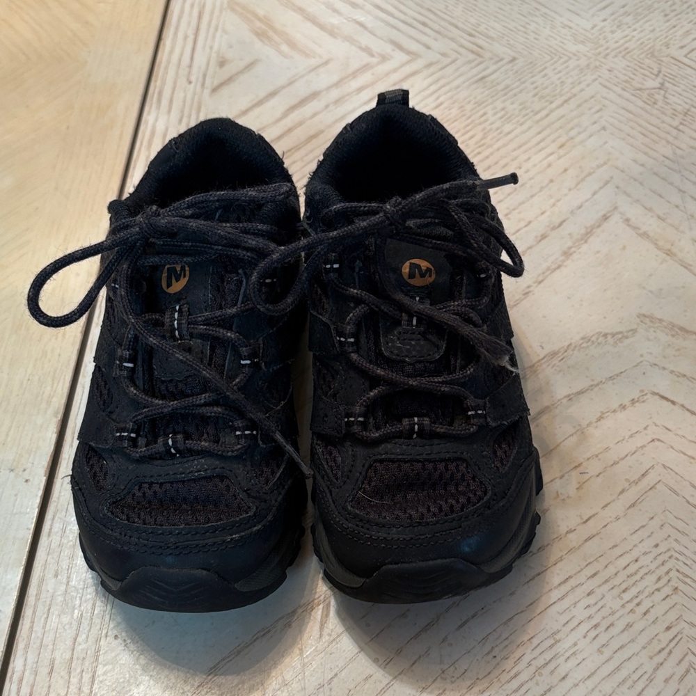 Merrell Kids Moab 3 low lace water proof sneaker size 10